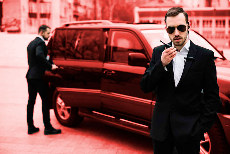 escoltas privados resguardando a su cliente