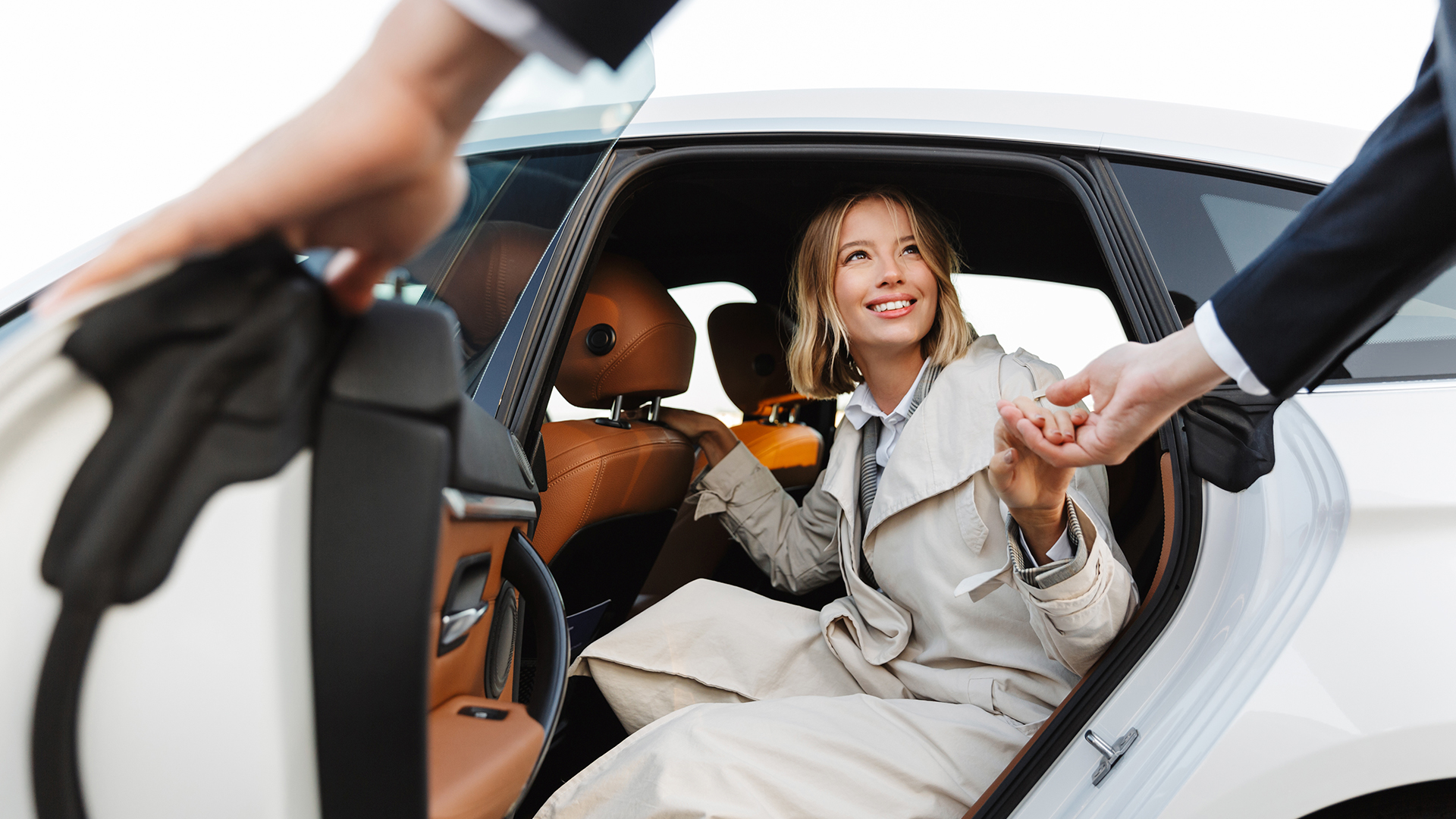 Transporte seguro. Vehículos premium, conductores expertos y servicios personalizados. Comodidad y seguridad en cada desplazamiento a reuniones, eventos o aeropuertos.